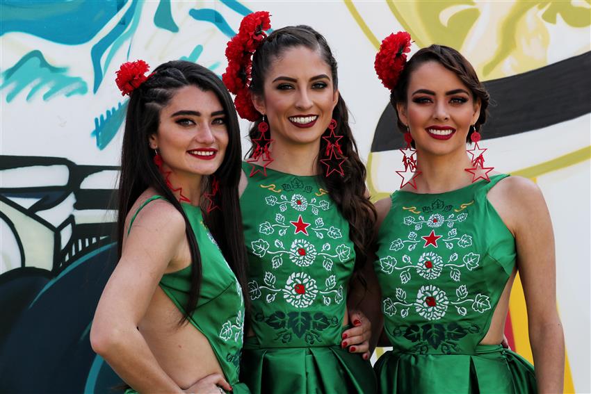 Three Mexican Grid girls on track